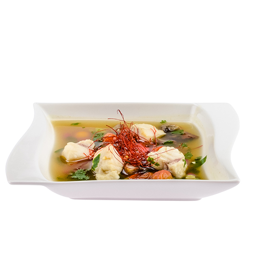 Thailändische sauer-scharfe Fischsuppe mit Wallerfilet