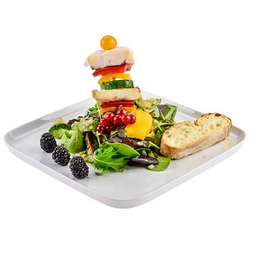 Bunter Baby-Leaf-Salat mit Wallerspieß und Baguette